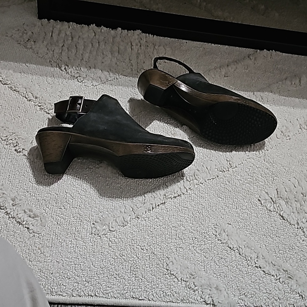 Clogs - Picture 2 of 3